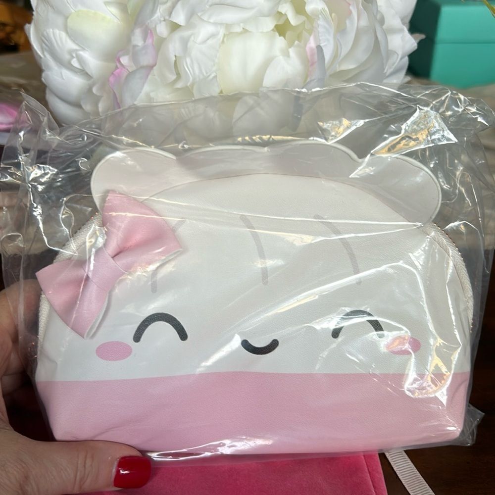 Cosmetic bag NwT dumpling pink and white motive